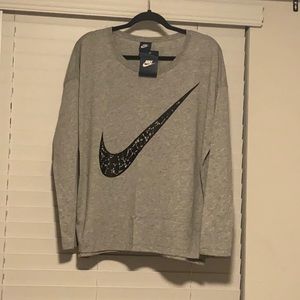Women’s grey Nike long sleeve NWT, size medium.